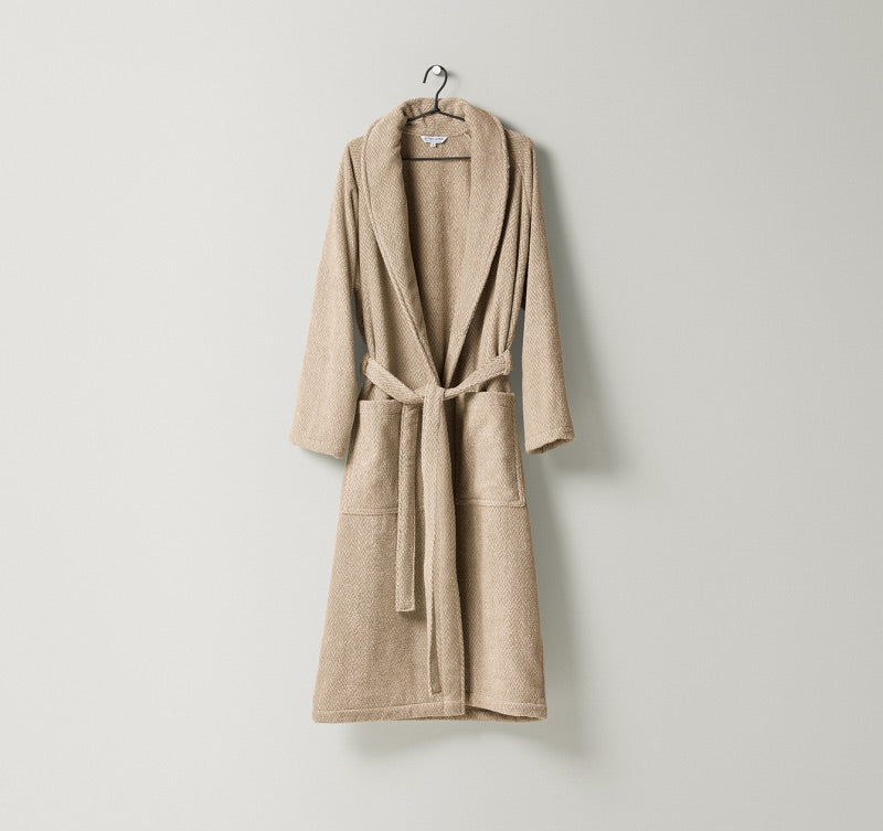 Bademantel Inverness in Sand-Beige Farbe aus Frottier mit edlem Fischgrät-Muster in Naturtönen, gefertigt aus Leinen und feiner Baumwolle,ein zeitloser Klassiker von Leitner Leinen bei Rivera Interiors.