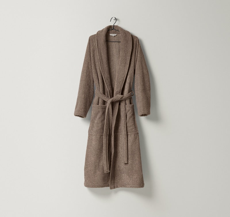 Unisex-Bademantel Uni aus Frottier mit natürlicher Struktur und zweifarbigem Gewebe in warmem Sand und Hellbraun gefertigt aus Leinen und Baumwolle, erhältlich bei Rivera Interiors.