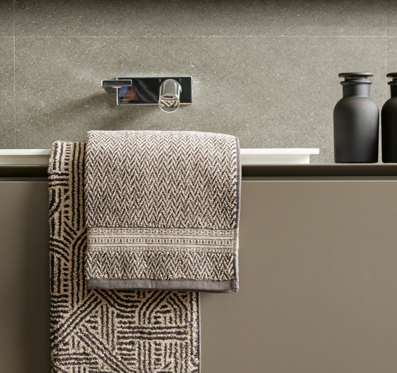 Frottiertuch Confusion begeistert mit seinem grafischen Muster in beige und anthrazit aus Leinen und Baumwolle von Leitner Leinen, erhältlich bei Rivera Interiors