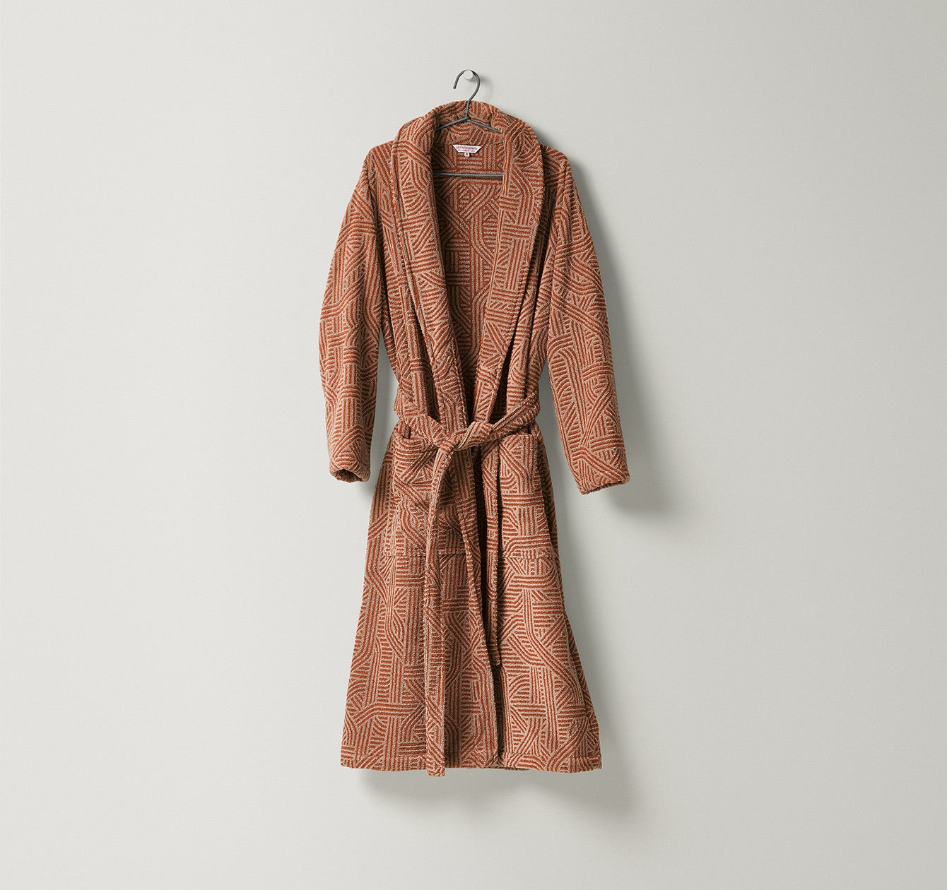 Zweifarbige Jacquard Damen und Herren Bademantel Confusion  begeistert mit seinem grafischen Muster in sand & rost rot aus Leinen und Baumwolle von Leitner Leinen, erhältlich bei Rivera Interiors