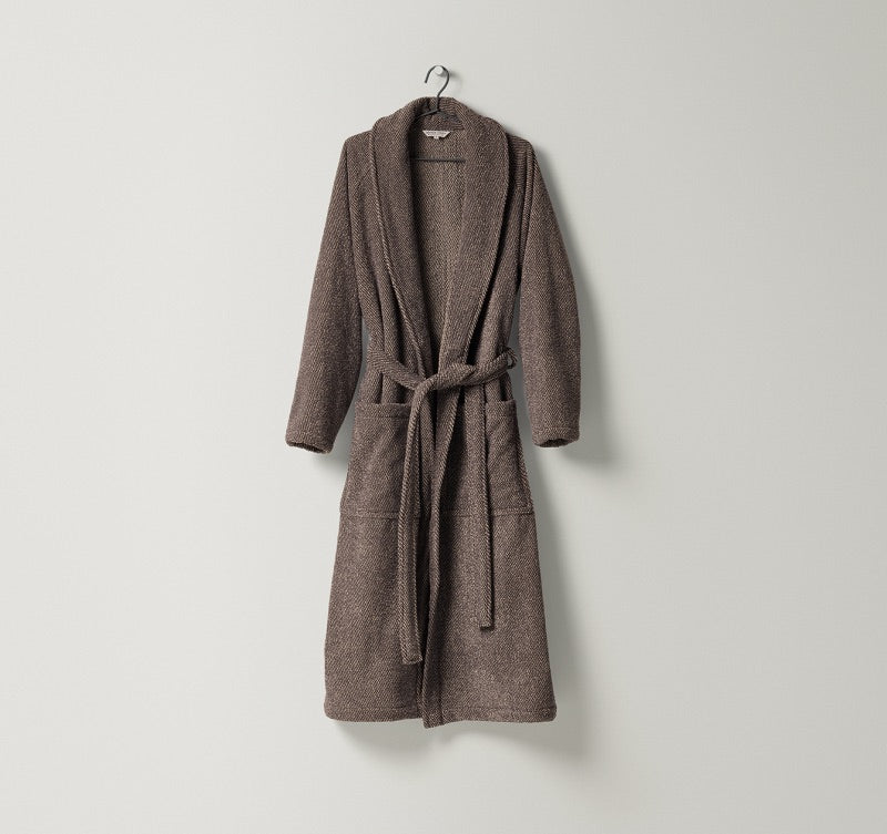 Unisex-Bademantel Uni aus Frottier mit natürlicher Struktur und zweifarbigem Gewebe in warmem Sand und Dunkelbraun gefertigt aus Leinen und Baumwolle, erhältlich bei Rivera Interiors.
