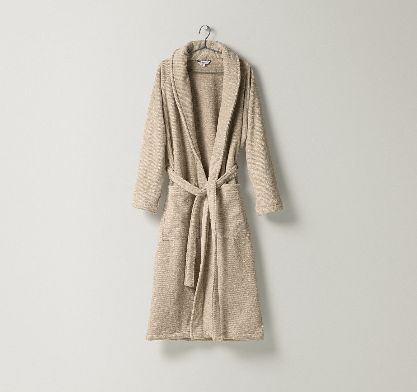 Unisex-Bademantel Uni aus Frottier mit natürlicher Struktur und zweifarbigem Gewebe in warmem Sand und Graugrün  gefertigt aus Leinen und Baumwolle, erhältlich bei Rivera Interiors.
