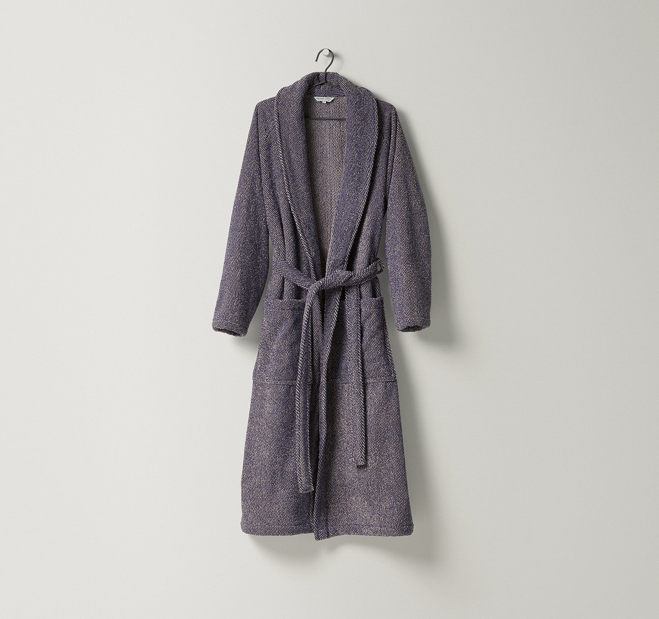 Unisex-Bademantel Uni aus Frottier mit natürlicher Struktur und zweifarbigem Gewebe in warmem Sand und Marineblau gefertigt aus Leinen und Baumwolle, erhältlich bei Rivera Interiors.
